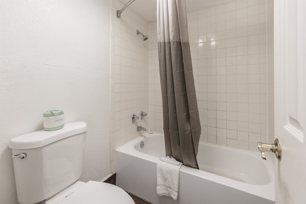Standard Room, 2 Double Beds, Smoking - Photo 5