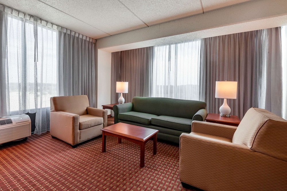 Business Suite, 1 Queen Bed With Sofa Bed, Accessible, Non Smoking photo 3