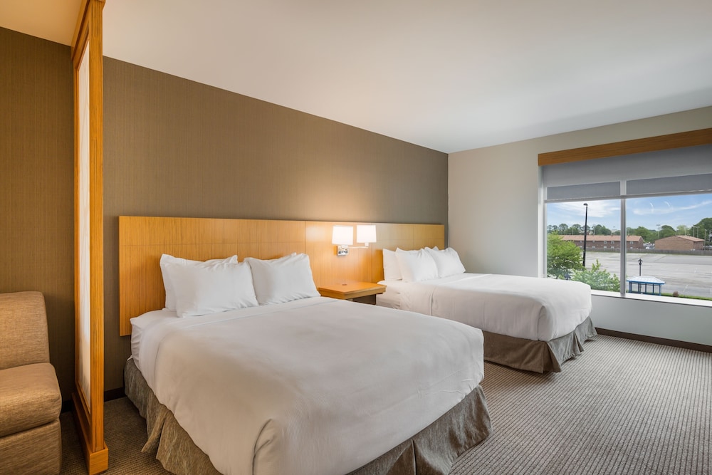 Room, Accessible, Bathtub (2 Queenbeds & 1 Sofabed) - Photo 4