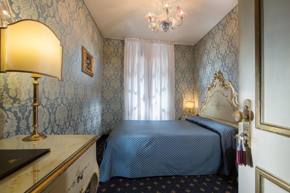 Basic Double Room, 1 Large Twin Bed (Small)