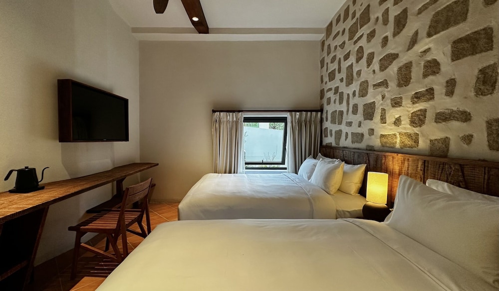 Classic Triple Room, Multiple Beds, Bathtub photo 1