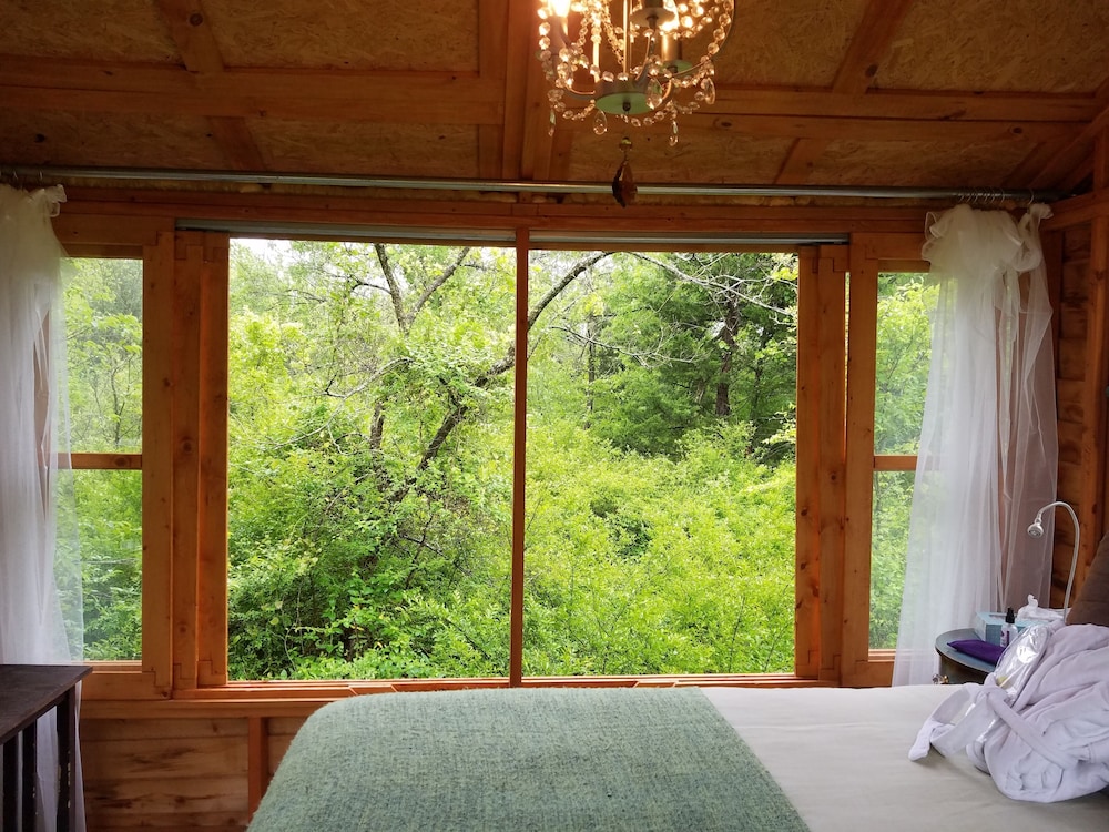 Romantic Tree House, Multiple Beds, Hot Tub, Park View photo 2