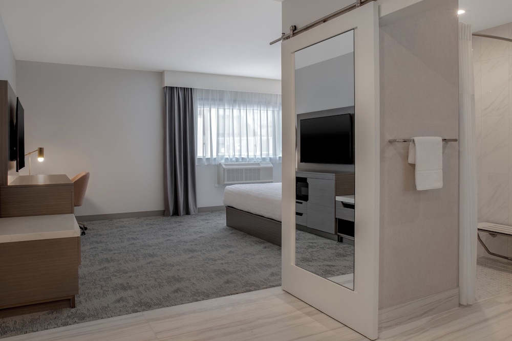 Room, 1 King Bed, Accessible (Mobility, Hearing, Roll-In Shower) - Photo 2