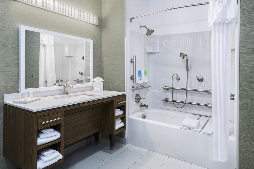 Suite, 1 King Bed, Accessible, Bathtub