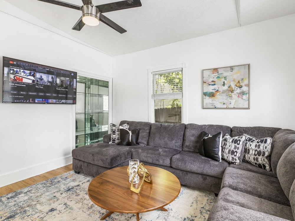 Bsmt Suite Near Stadium w Parking Coffee BBQ AC, Billede 10