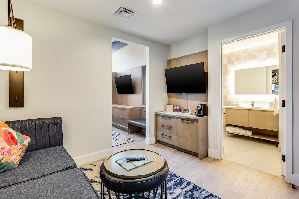 Suite, 1 King Bed - Photo 2