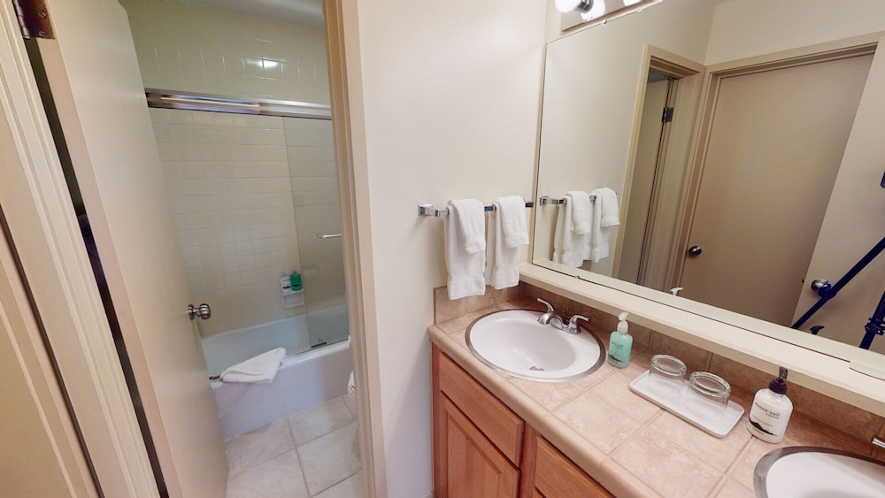Condo, 1 Bedroom - Photo 5