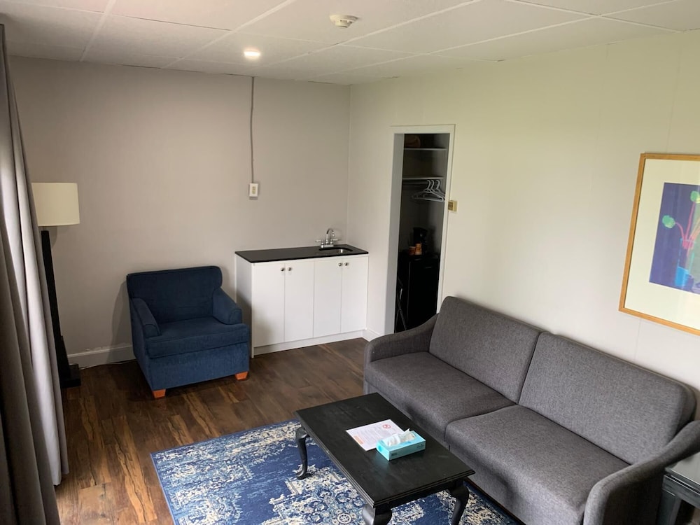 Suite, 1 Queen Bed, Non Smoking, Lake View photo 2