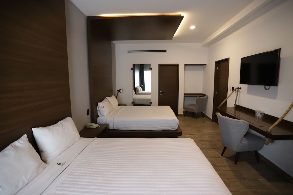 Double Room, 2 Queen Beds - Photo 1