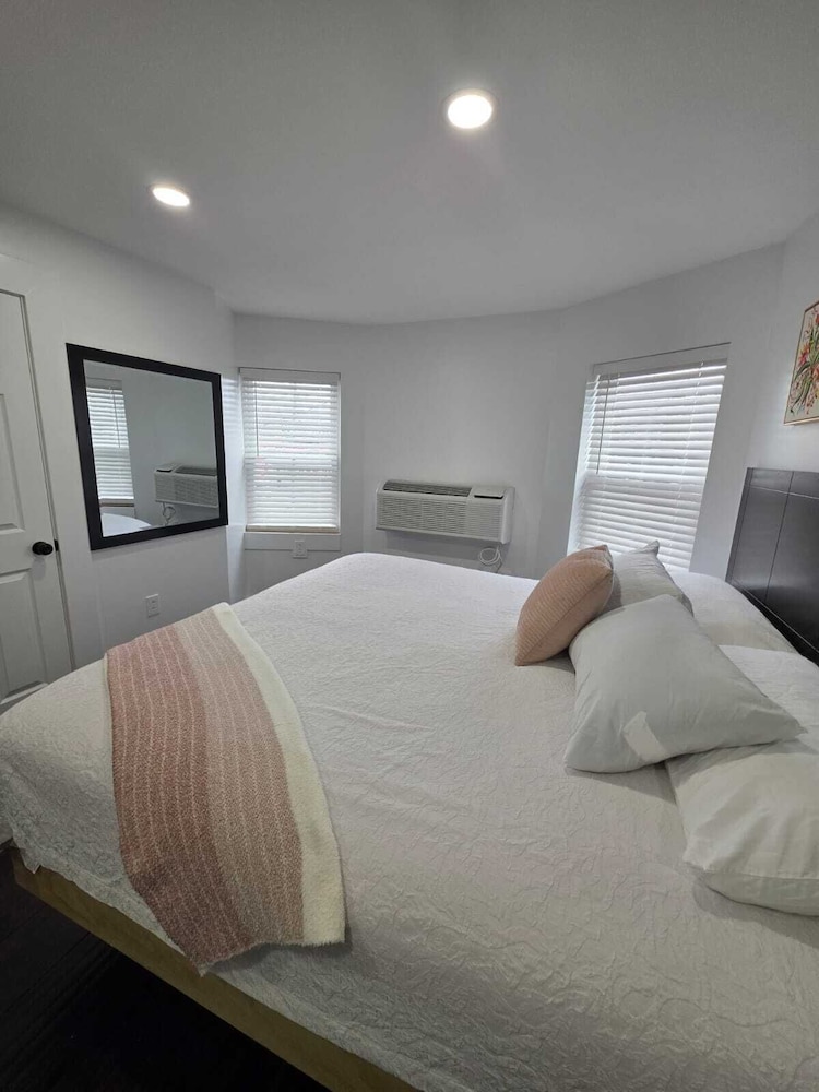 Elite Studio, 1 King Bed, Non Smoking, Private Bathroom