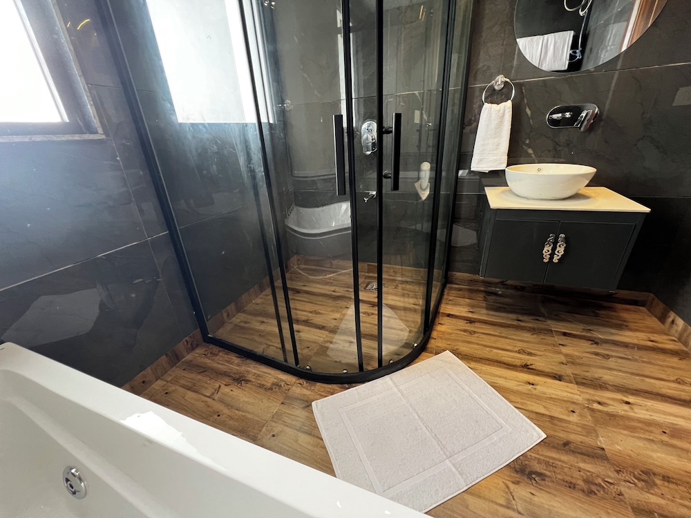 Executive Twin Room, Balcony - Photo 4
