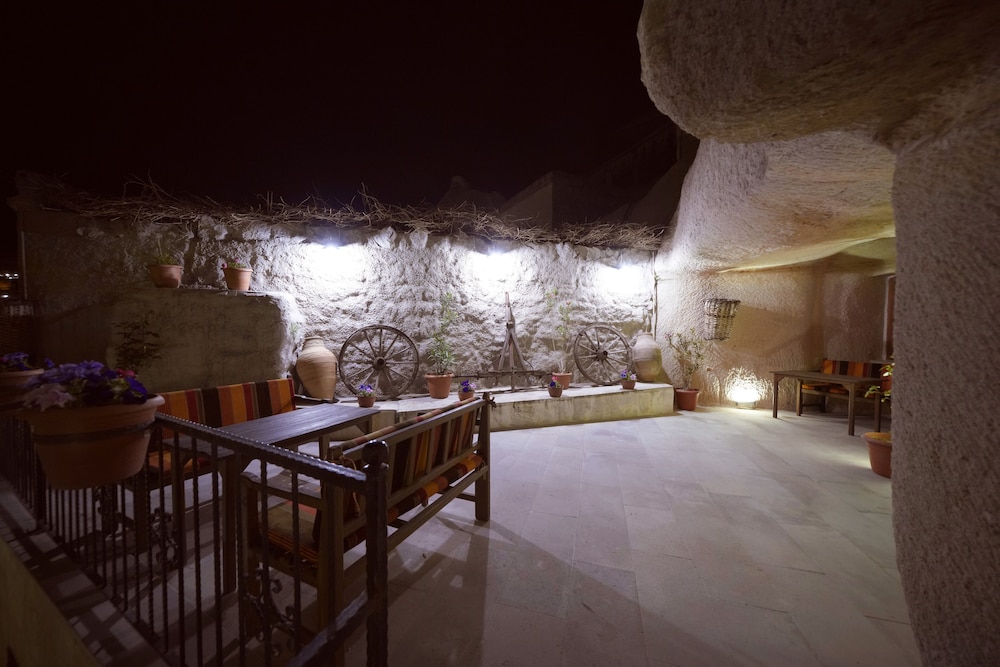 Deluxe Cave Room - Photo 13