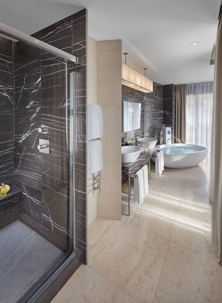 Deluxe Suite, 1 King Bed, Terrace