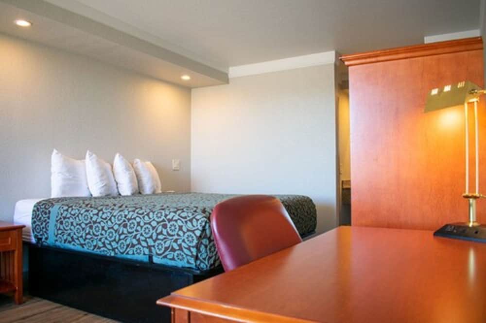 Room, 1 King Bed, Non Smoking - Photo 4