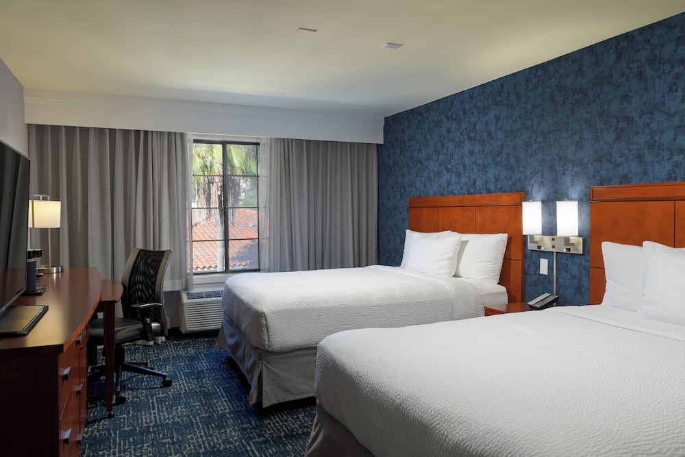 Room, 2 Queen Beds (Mobility/Hearing Accessible, Tub) - Photo 1