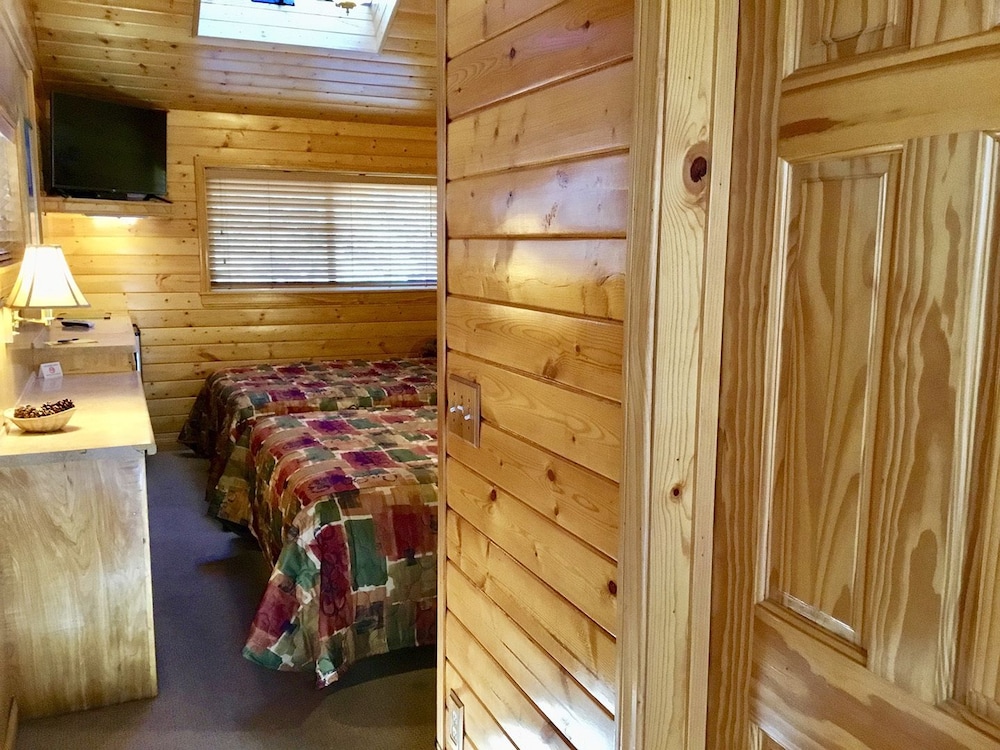 Basic Room, 2 Queen Beds, Non Smoking (101/102/103) photo 2
