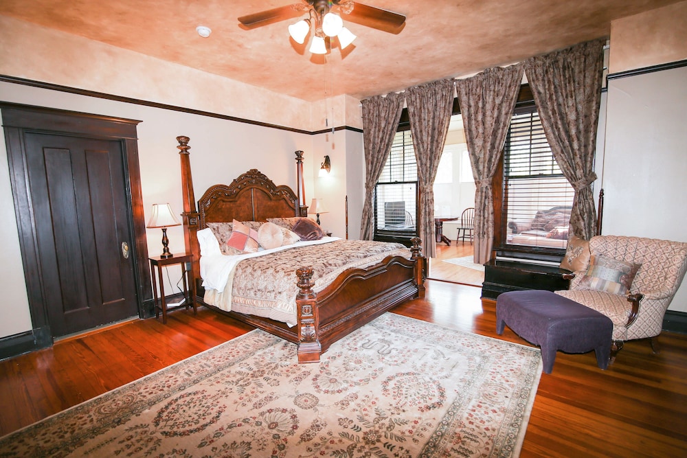 Superior Suite, Ensuite (Cogdell Suite First Floor)