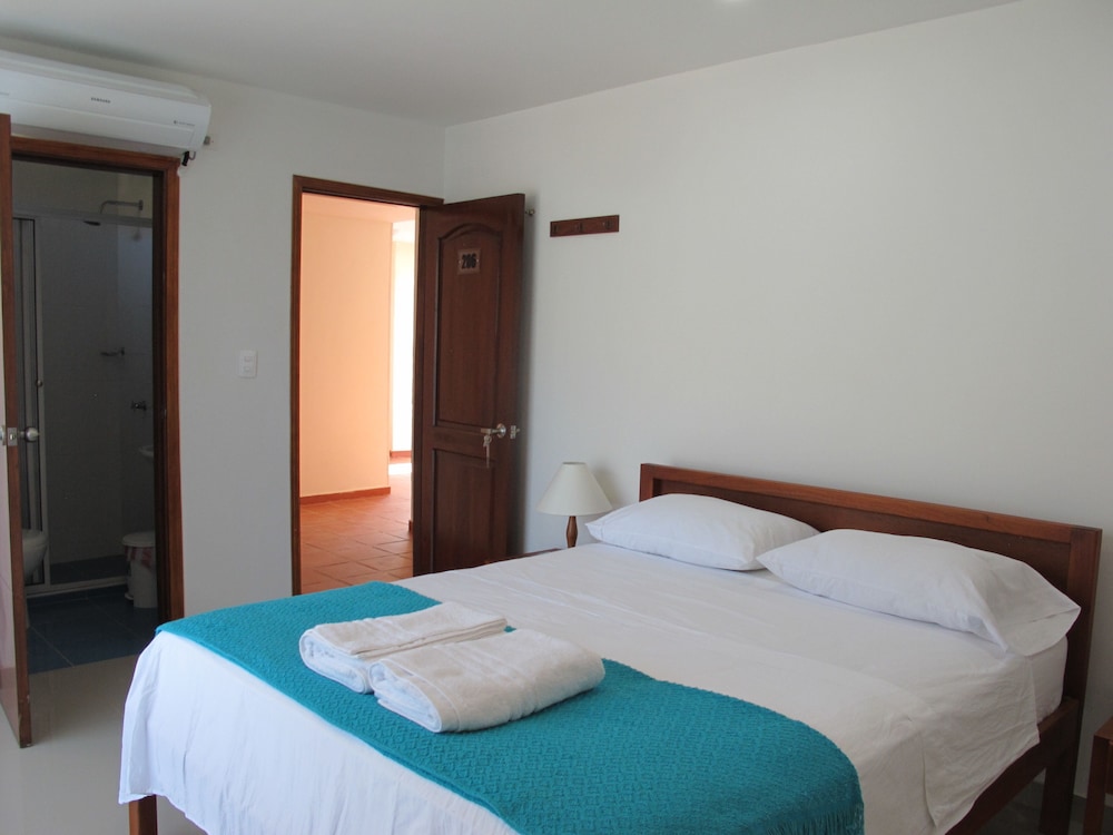 Comfort Room, 1 Queen Bed, Non Smoking, Bay View photo 3