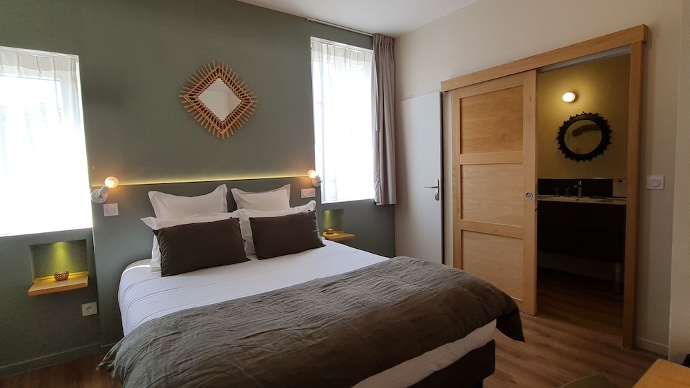 Deluxe Double Room, City View - Photo 25