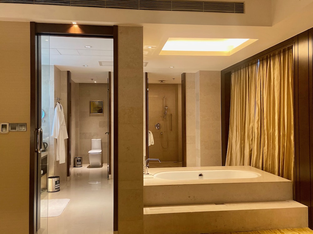 Executive Suite, 1 King Bed, City View - Photo 6