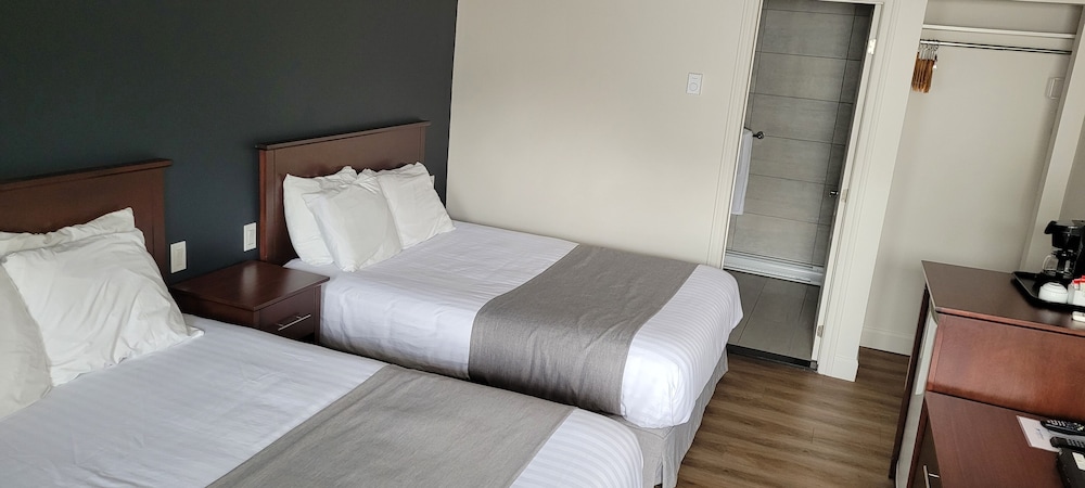 Classic Room, 2 Queen Beds photo 3