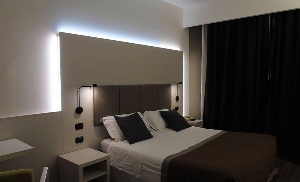 Superior Room, 1 Queen Bed, Partial Lake View - Photo 4