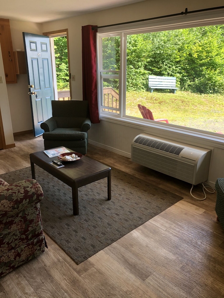 One Bedroom Cottage : One Queen Bed and pull out sofa photo 2