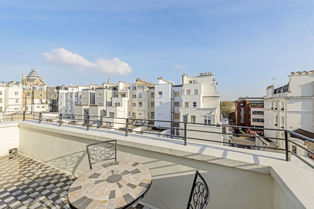 Executive Three Bedroom Apartment with Terrace photo 2