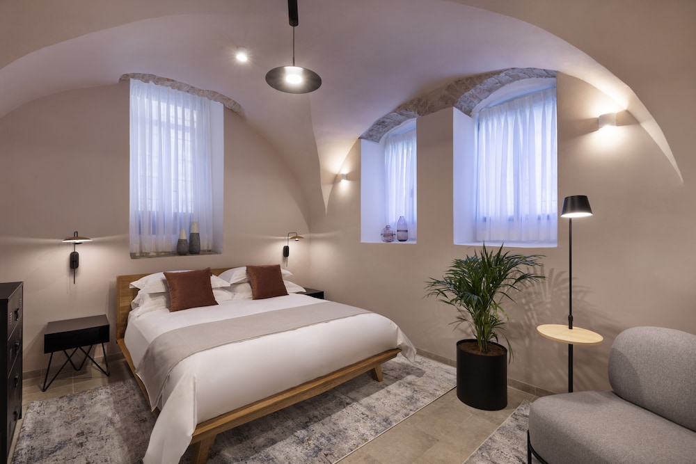 Economy Double Room (The Cave) - Photo 1