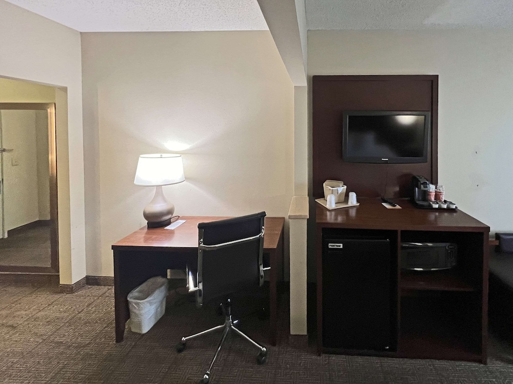 Suite, 1 Queen Bed with Sofa bed, Non Smoking - Photo 4