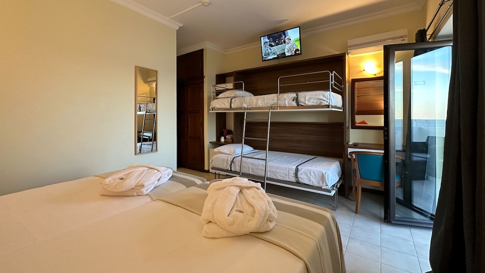 Superior Quadruple Room - Photo 5
