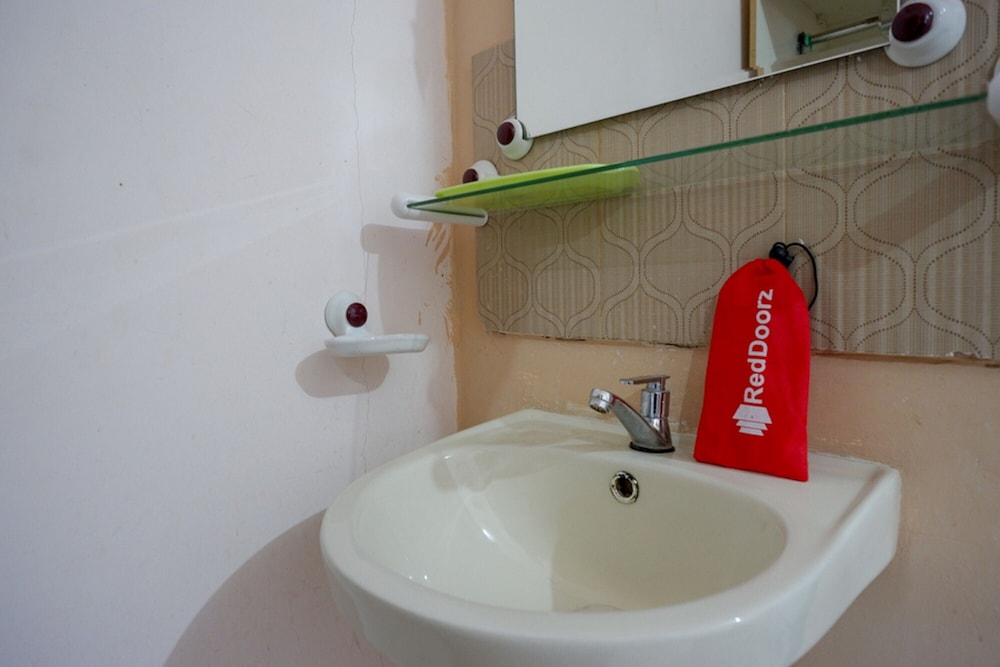 Double Room (RedDoorz) - Photo 4