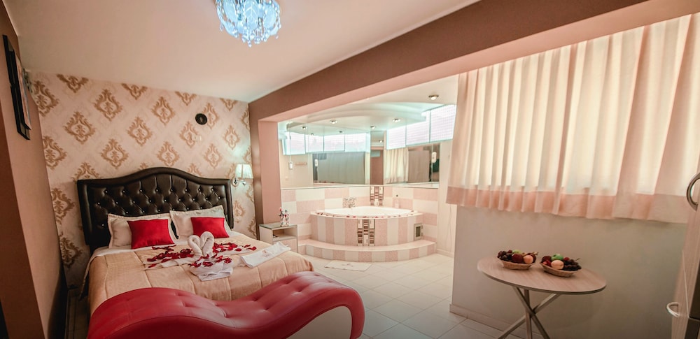 Standard Studio Suite, 1 King Bed photo 1