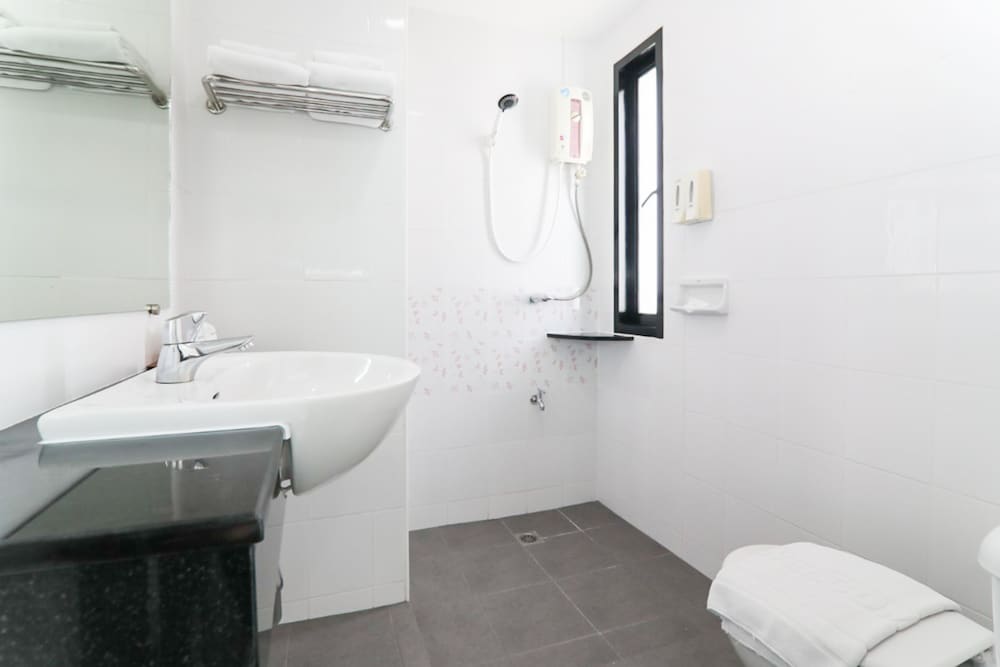 Standard Twin Room - Photo 7