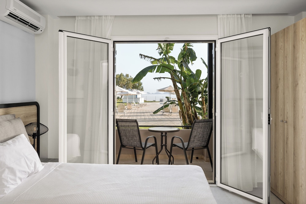 Double Superior Room with Side Sea View photo 3