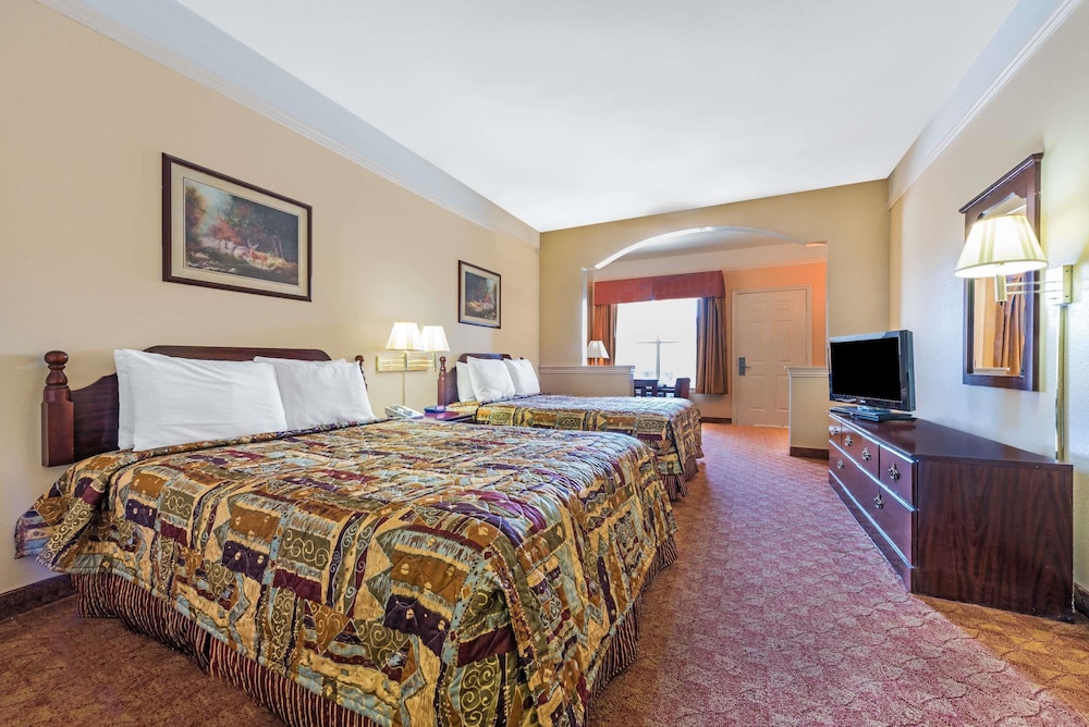 Room, 2 Queen Beds, Smoking - Photo 1