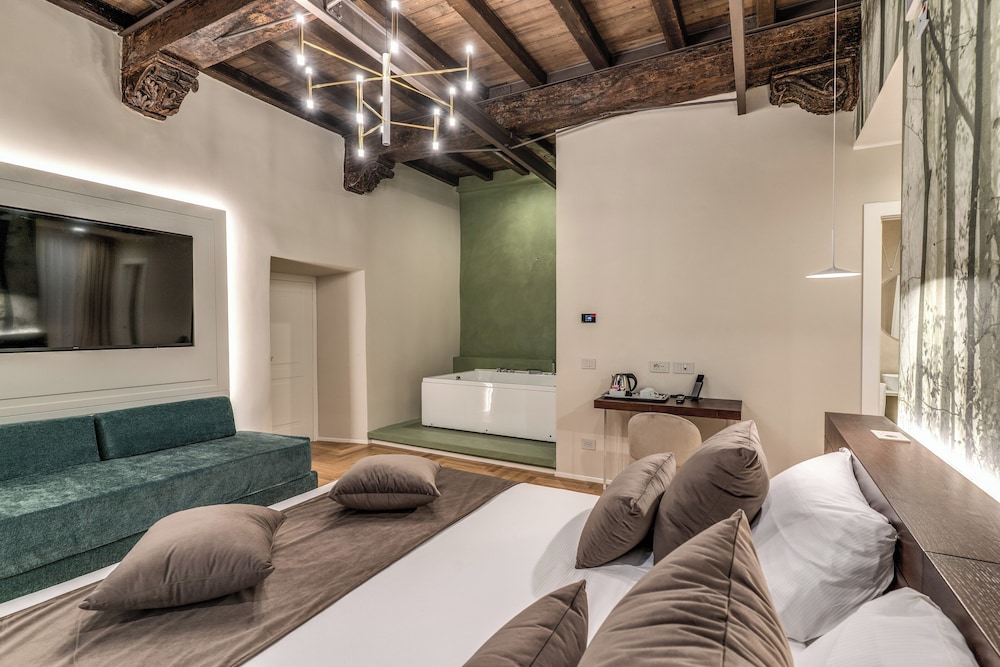 Triple with whirlpool tub 2nd floor