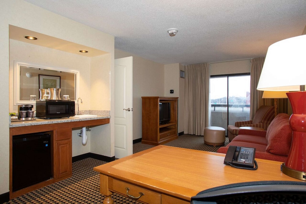 Suite, 1 Bedroom, Accessible (One King Bed) photo 1