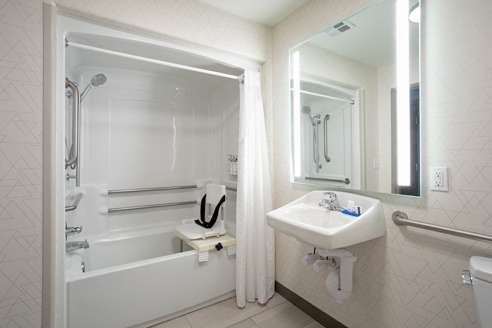 Standard Room, 2 Queen Beds, Accessible - Photo 6