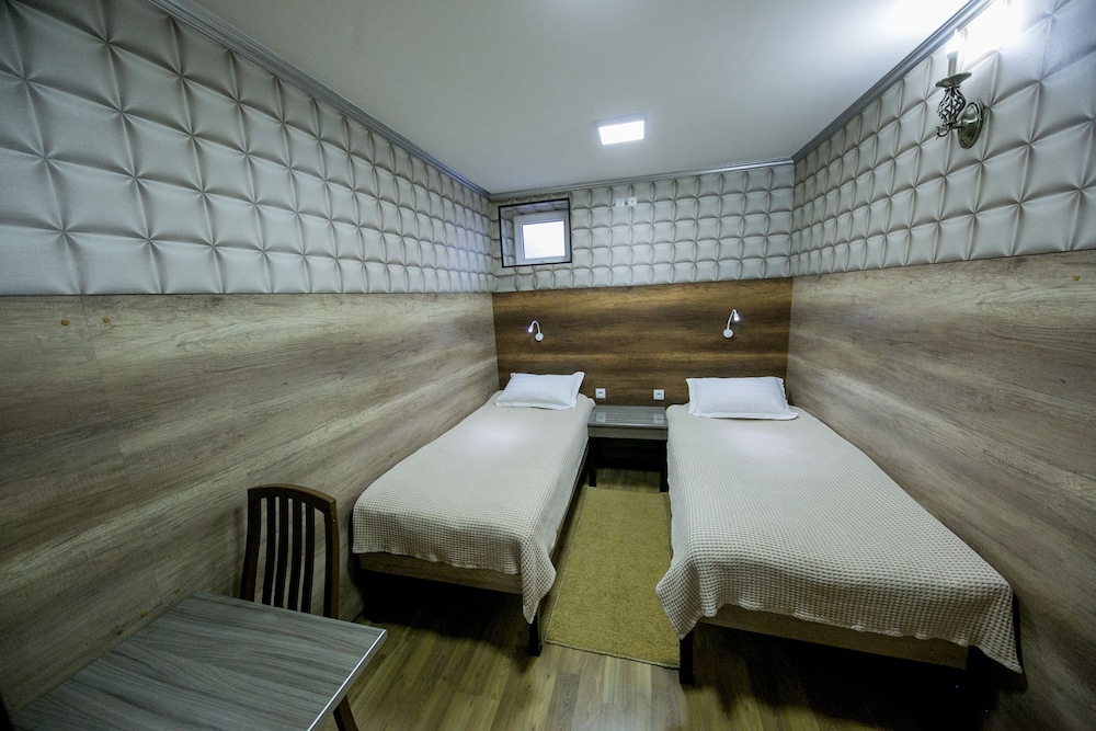 Economy Twin Room photo 2