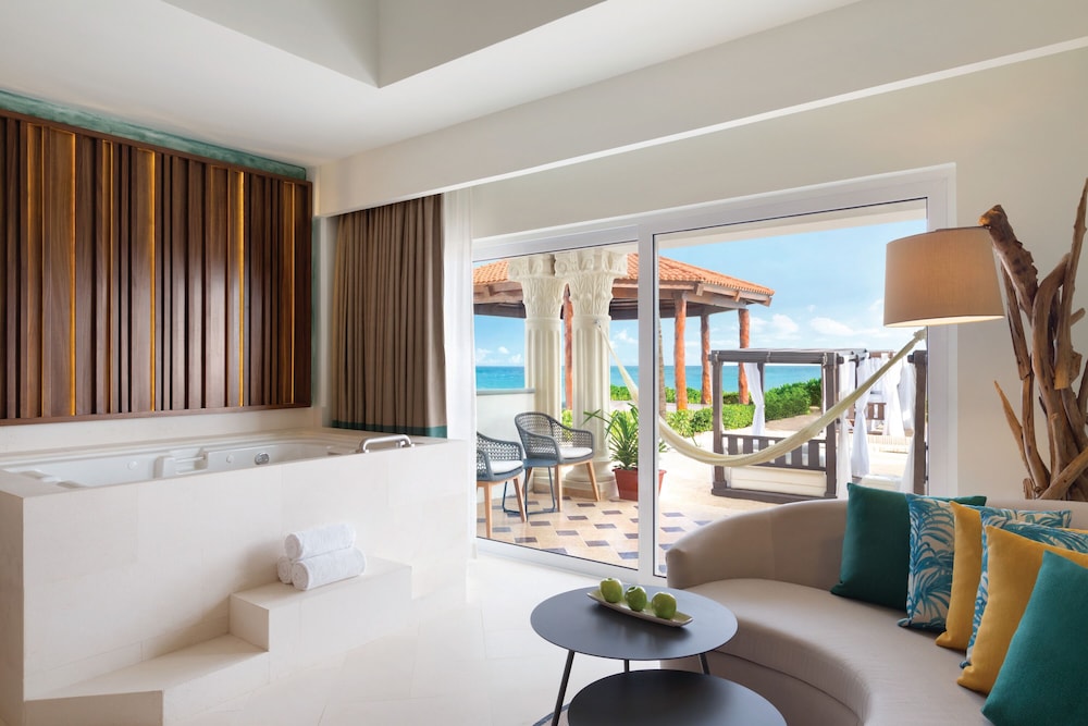 Junior Suite Oceanfront Walk-out - 1 King Bed