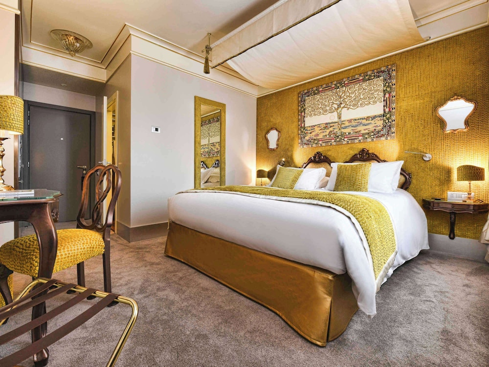 Deluxe Room, 1 King Bed either Terrace or View thumbnail 5