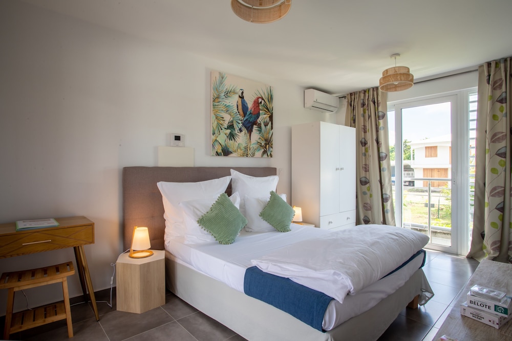 Superior Room, 1 Queen Bed, Balcony, Pool View photo 2
