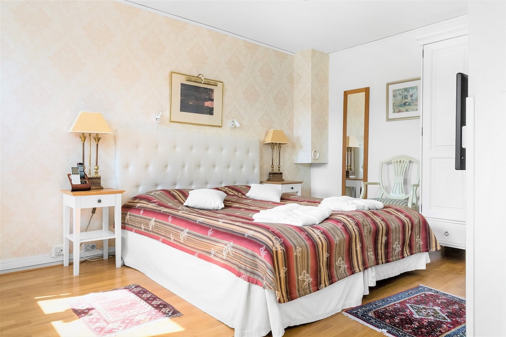 Deluxe Suite, 1 King Bed with Sofa bed