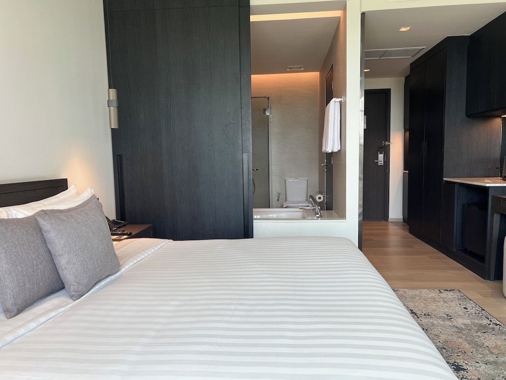 Deluxe with Bathtub - Photo 1