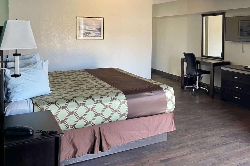 Standard Room, 1 King Bed, Non Smoking - Photo 2