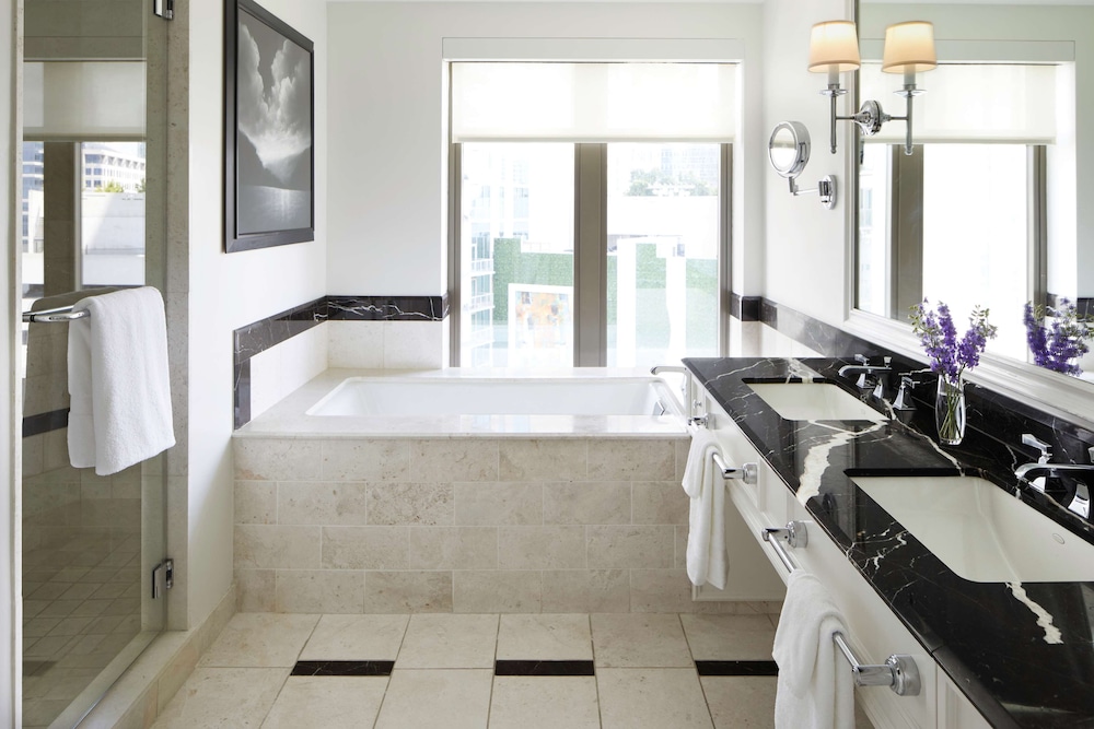 Junior Suite, 1 King Bed, Accessible (Mobility/Hearing, Roll In Shower) - Photo 8