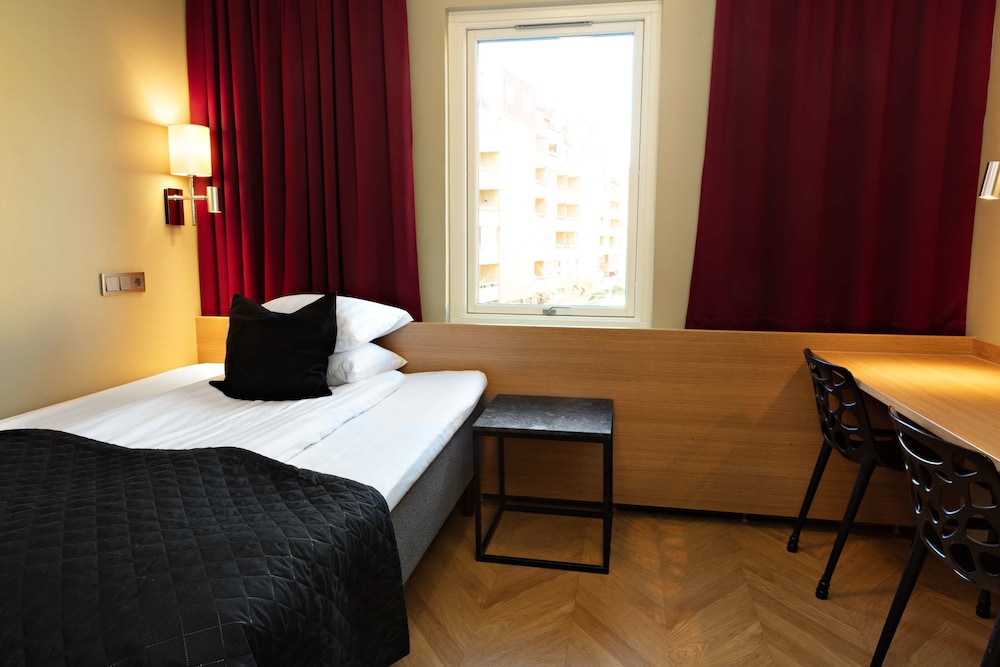 Economy Room, 1 Double Bed, Non Smoking - Photo 2