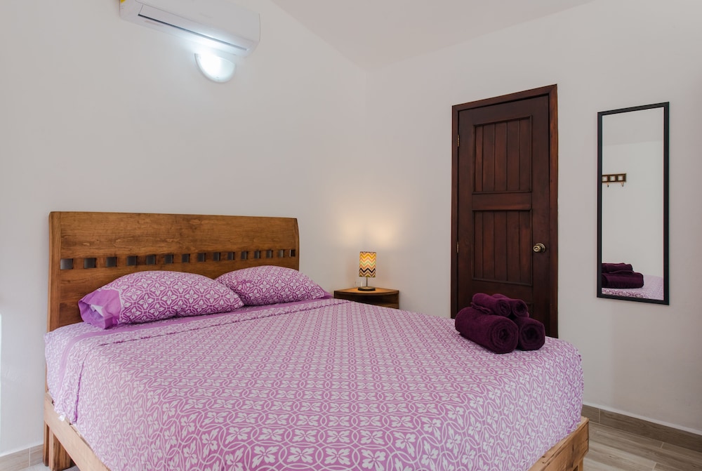 Standard Studio, 1 Queen Bed, Non Smoking, Kitchenette