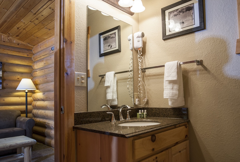 Deluxe One Room Cabin w/ 2 Queen Beds - Photo 2